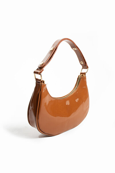 KOÇAK ÇANTA Γυναικεία δερμάτινη τσάντα ώμου από λουστρίνι μπαγκέτα με κουμπωτά κουμπιά