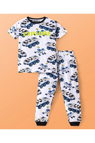 Pine kids بدلة نوم للأطفال من باين جيرسيه محبوك بأكمام نصفية وطبعة سيارة - أبيض وأزرق داكن