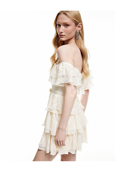 Koton Omzu Açık Madonna Yaka Dantel Detaylı Katlı Fiyonklu Mini Elbise