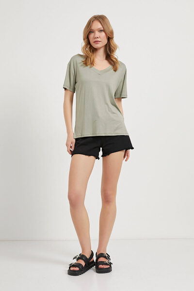 Arma Life Women's Side Slit Short Sleeve V Neck Green T-Shirt