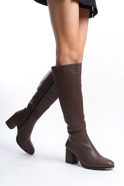 Capone Outfitters Braune Damenstiefel mit ovalem Zehenbereich und seitlichem Reißverschluss