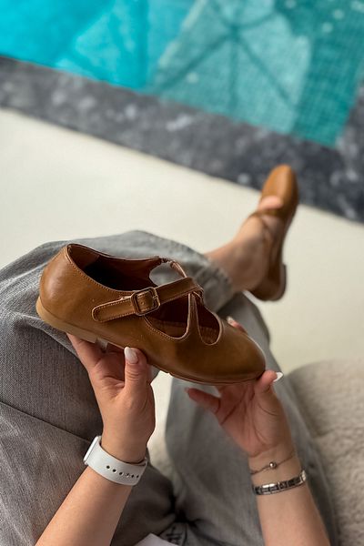 SHOEBELLAS Γυναικείες μπαλαρίνες Sarre Tan με λεπτομέρεια σταυρωτής σωλήνωσης