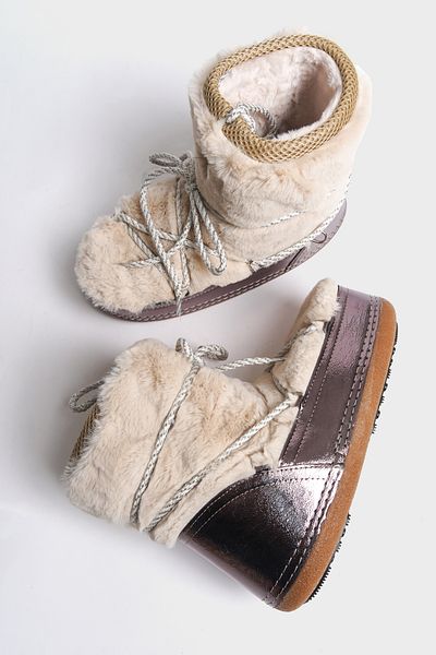 Capone Outfitters Runde Zehenpartie, dicke Sohle, pelzige Damenstiefel aus Platin