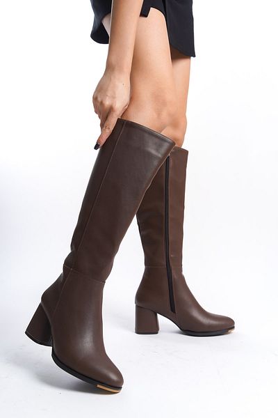Capone Outfitters Braune Damenstiefel mit ovalem Zehenbereich und seitlichem Reißverschluss