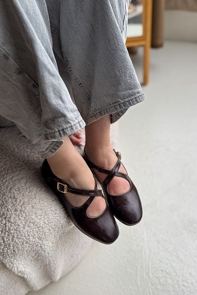 SHOEBELLAS Sarre Bitter Brown Cross Piping Λεπτομερείς γυναικείες μπαλαρίνες
