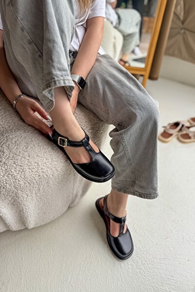 SHOEBELLAS حذاء باليه نسائي أسود من Tima بمقدمة حادة ومفصل