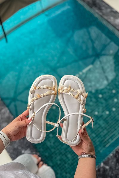 SHOEBELLAS Λεπτομερή γυναικεία σανδάλια Daniel White Seashell