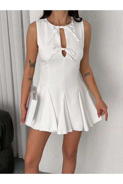Moka Shopin Rochie mini-lungime fără mâneci MokaShopin cu cravată la piept - albă