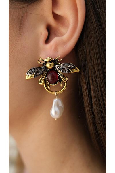 Jerie Gold Vintage Pearl Detailed Bee Earrings
