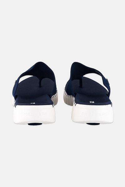 SKECHERS صندل Go Walk Smart سهل الارتداء للنساء، أزرق داكن