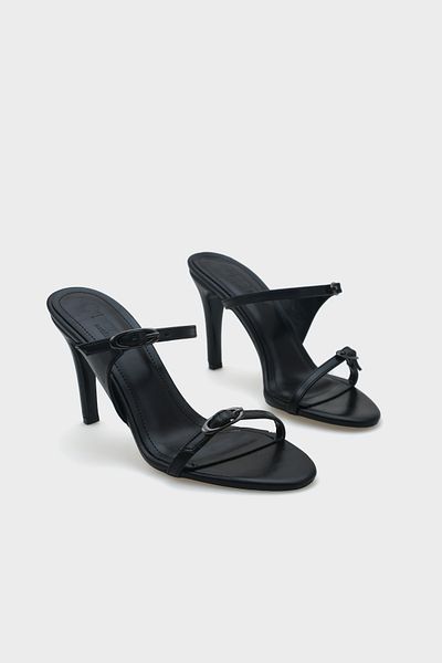 Capone Outfitters Stilvolle Damen-Hausschuhe mit Lucky Heels und doppeltem Band in Metallic-Optik