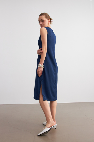 MODAGEN Dámské tmavě modré jednobarevné šaty bez rukávů midi délky s rozparkem