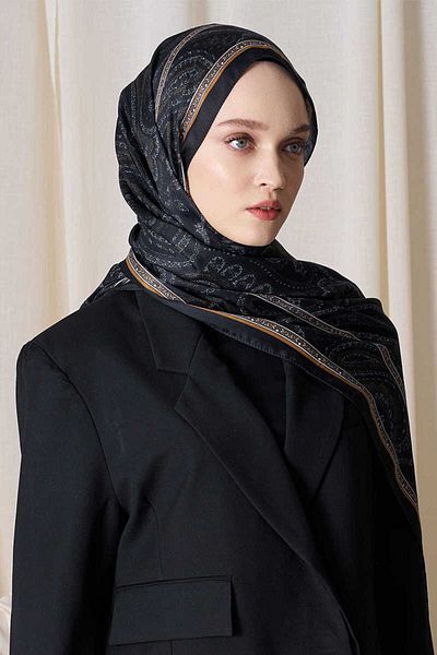 Madame Polo Merve Nur Akyüz șal cu model victorian istoric - auriu negru