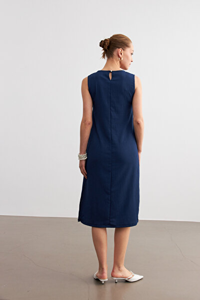 MODAGEN Dámské tmavě modré jednobarevné šaty bez rukávů midi délky s rozparkem
