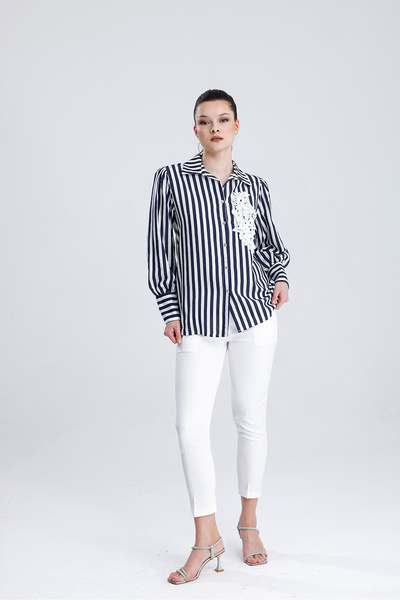 MD trend Жіноча сорочка в смужку з мереживом на грудях