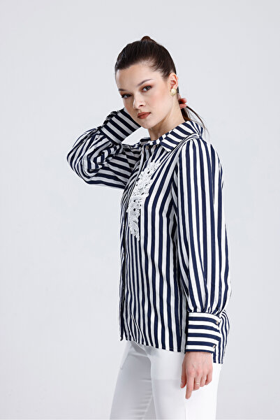 MD trend Жіноча сорочка в смужку з мереживом на грудях