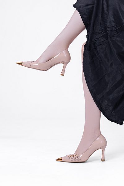 Tasarım Pantofi cu toc stiletto eleganti din piele lacuita cu detaliu din metal auriu - design elegant si nobil