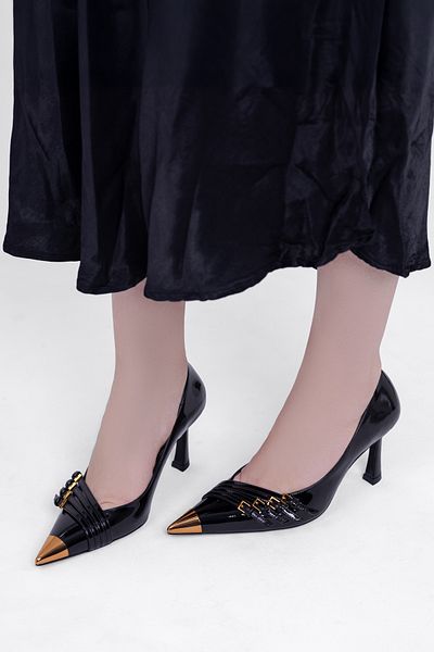 Tasarım Pantofi cu toc stiletto eleganti din piele lacuita cu detaliu din metal auriu - design elegant si nobil