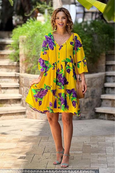 Nevin Kaya Moda Vintage φόρεμα με φούντες με μωβ τριαντάφυλλα σε κίτρινο χρώμα
