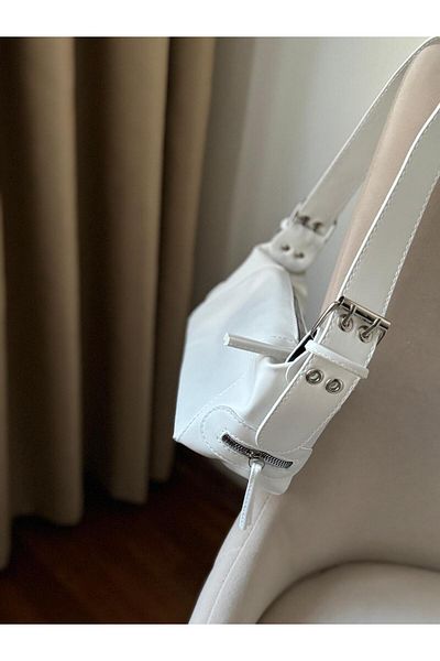 Moda Sekiz Geantă de damă din piele artificială baghetă cu detaliu accesoriu pentru curea