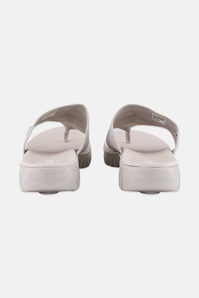 SKECHERS صندل Go Walk Charmed سهل الارتداء للنساء، رمادي فاتح