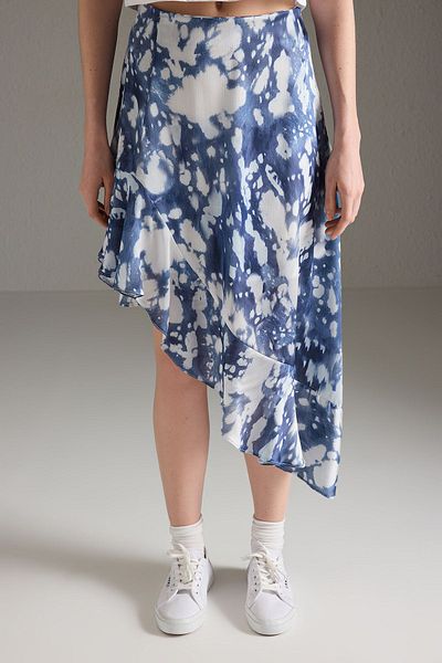 Trendyol Collection Blau gemusterter, asymmetrischer, gewellter Rock aus gewebtem Satin TWOSS25ET00181