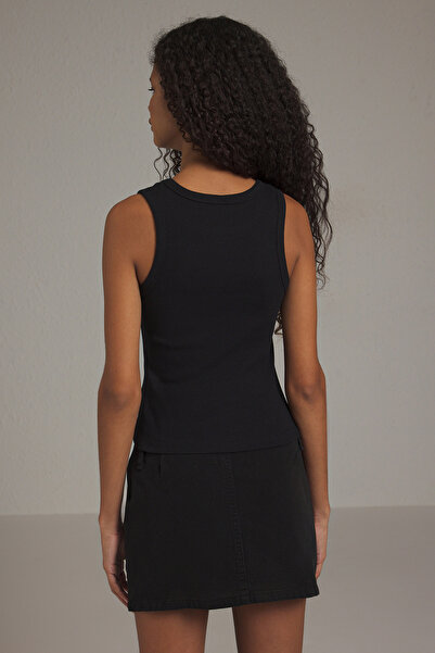 Trendyol Collection Černá vyšívaná mašle Detailně přiléhavé/sedící pletené tílko TWOSS25AL00023