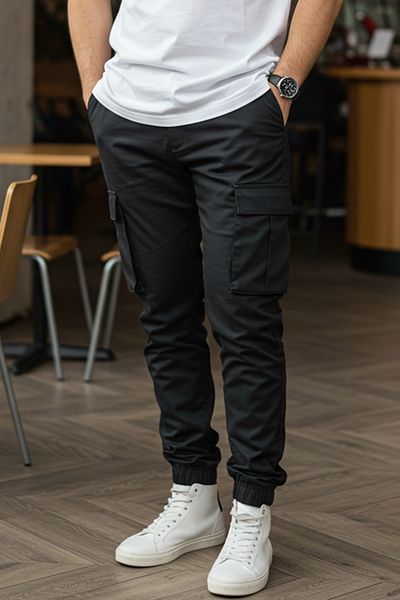 Trendyol Collection Schwarze Jogger-Cargohose mit Taschen, Gabardine-Stoff und bequemer Baumwolle