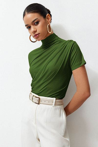 Trendyol Collection Dehnbare, öliggrüne, kurzärmlige Bluse mit drapiertem Detail – Stehkragen, figurbetont TWOSS24BZ00426