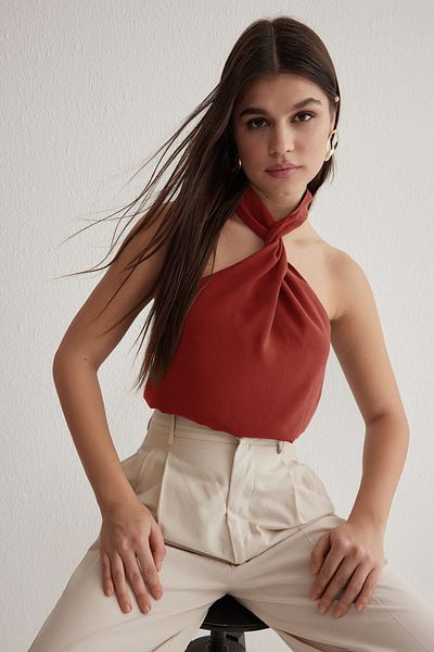 Trendyol Collection Tile Modal Neckholder-Knotenbluse mit gewebtem Ausschnitt TWOSS25BZ00247