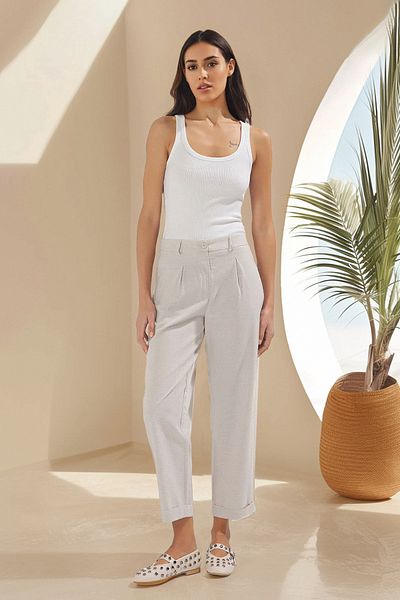 Trendyol Collection Beigefarbene Hose mit doppeltem Bein und elastischem Bund hinten TWOSS25PL00094