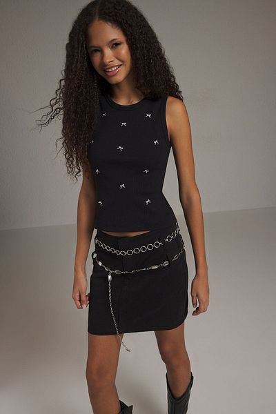 Trendyol Collection Schwarze bestickte Schleife mit detailliertem Strick-Unterhemd TWOSS25AL00023