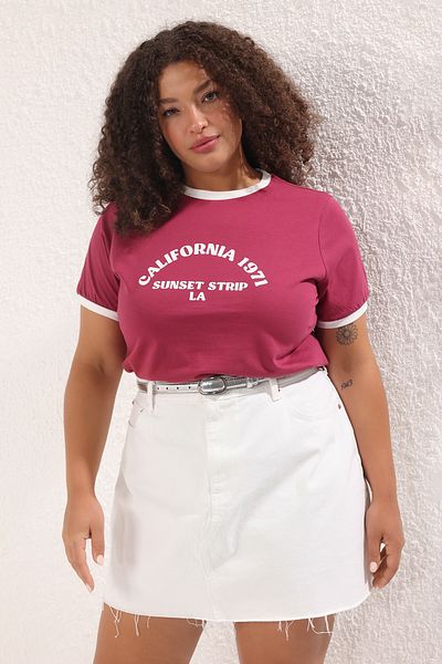 Trendyol Curve Dark Cherry Rundhals-bedrucktes, gestricktes T-Shirt in Übergröße TBBSS25BF00014