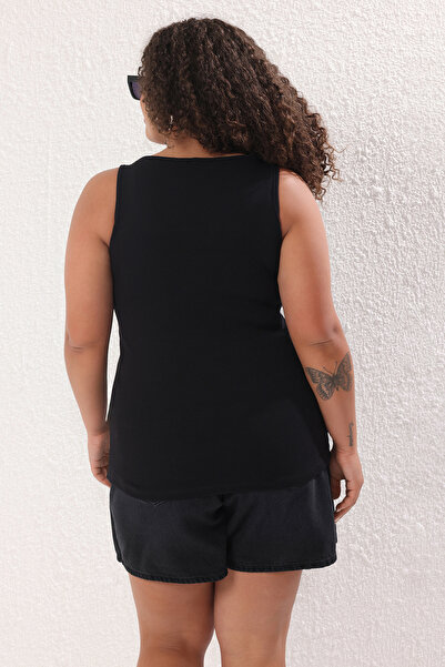 Trendyol Curve قميص داخلي محبوك مقاس كبير بتفاصيل حجر أسود TBBSS25CV00016