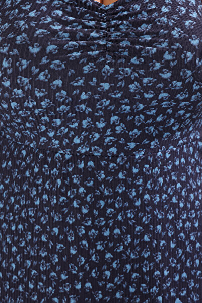 Trendyol Curve Синя сукня на товстих бретелях з квітковим візерунком Skater Orme Plus Size TBBSS25AH00178