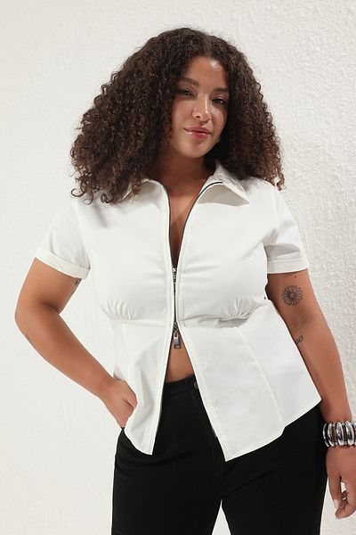 Trendyol Curve Ecru Krótki rękaw Funkcjonalna Letnia Tkana Koszula Plus Size Zapinana Na Zamek TBBSS25AX00015