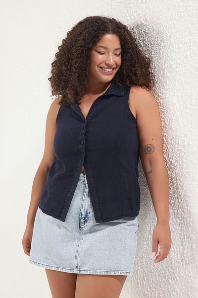 Trendyol Curve Marineblaue, gewebte Bluse aus 100 % Leinen in Übergröße TBBSS25AF00107