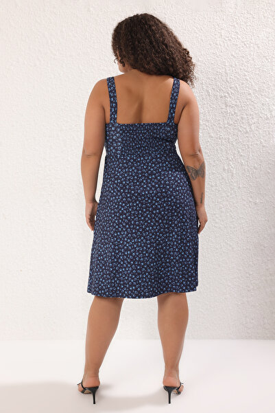 Trendyol Curve Синя сукня на товстих бретелях з квітковим візерунком Skater Orme Plus Size TBBSS25AH00178