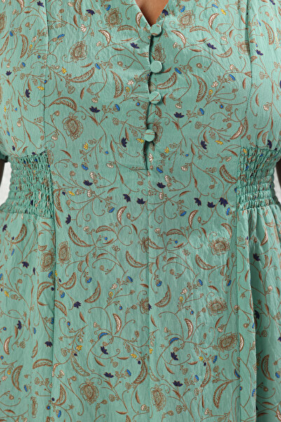 Trendyol Curve Zelené květinové tkané šaty Gipeli Midi