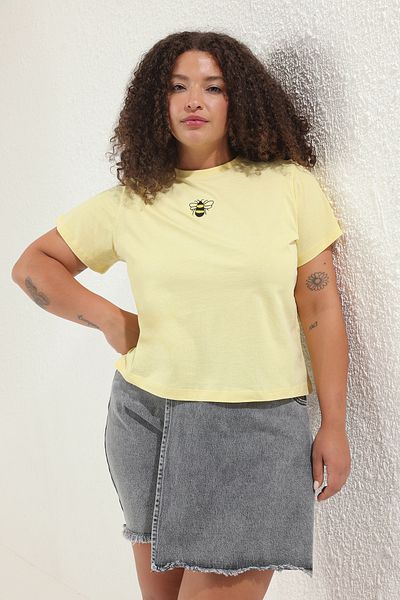 Trendyol Curve Sárga, nyakú, hímzett Crop Top nagy méretű póló