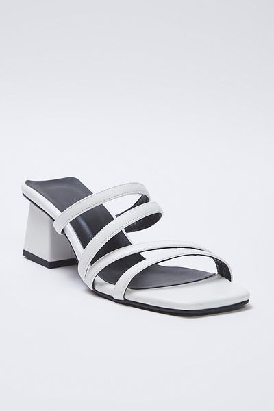 TRENDYOL SHOES Weiße, dünne, gebänderte Damen-Hausschuhe mit Blockabsatz und quadratischer Zehenpartie TAKSS25TO00065