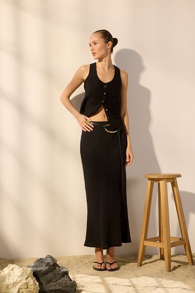 Trendyol Collection Schwarzer Midirock aus 100 % Leinen mit elastischem Bund und hoher Taille TWOSS24ET00152