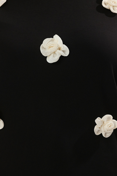 Trendyol Curve Μαύρο μπλουζάκι Regular Fit Plus Size με αξεσουάρ λουλουδιών