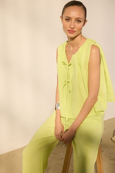 Trendyol Collection Grüne Bluse aus 100 % Leinen mit Schnürdetail TWOSS25BZ00458
