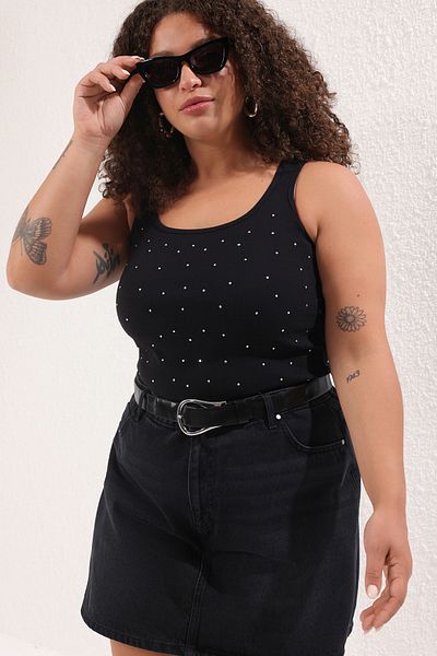 Trendyol Curve قميص داخلي محبوك مقاس كبير بتفاصيل حجر أسود TBBSS25CV00016