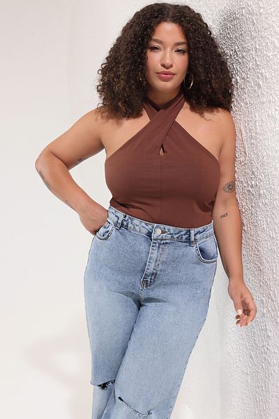Trendyol Curve Braune Single-Jersey-Bluse mit Neckholder und Strickmuster in Übergröße TBBSS25AF00009