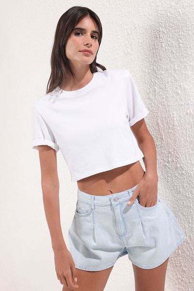 Trendyol Collection Hellblaue, plissierte Mini-Jeansshorts mit hoher Taille TWOSS25SR00152
