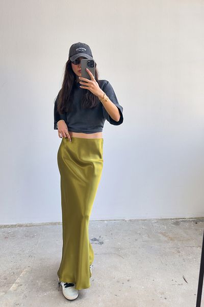 Trendyol Collection Langer Satinrock in Ölgrün mit Fischform TWOSS25ET00175