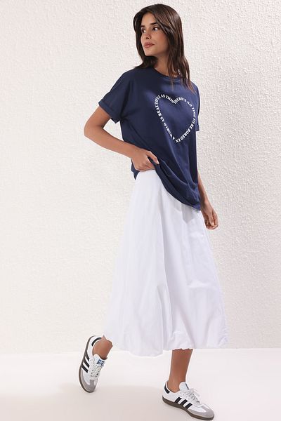 Trendyol Collection Marineblaues, übergroßes Strick-T-Shirt mit Herzmuster – 100 % Baumwolle TWOSS24TS00139