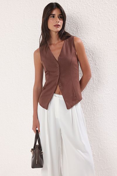 Trendyol Collection Braune Weste mit normaler Größe und V-Ausschnitt und Knöpfen
